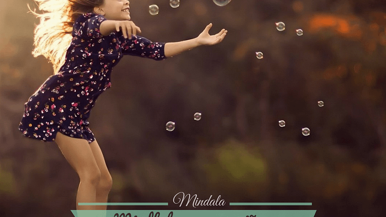 Herramientas para practicar mindfulness Niña jugando con pompas, una herramienta para practicar mindfulness